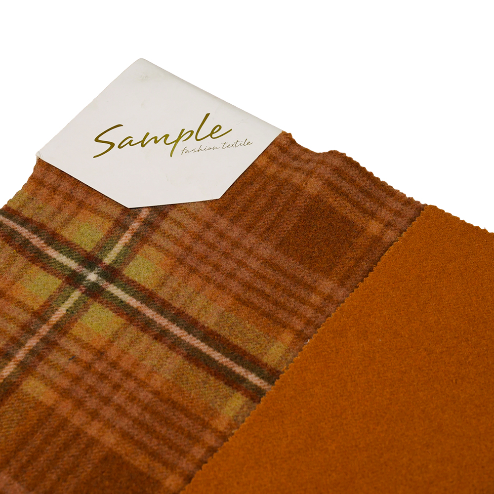 50 % ull, 40 % polyester, 10 % andra fibrer, 860G/M, brunt och gulrutigt, sammetstyg, ML-062142104