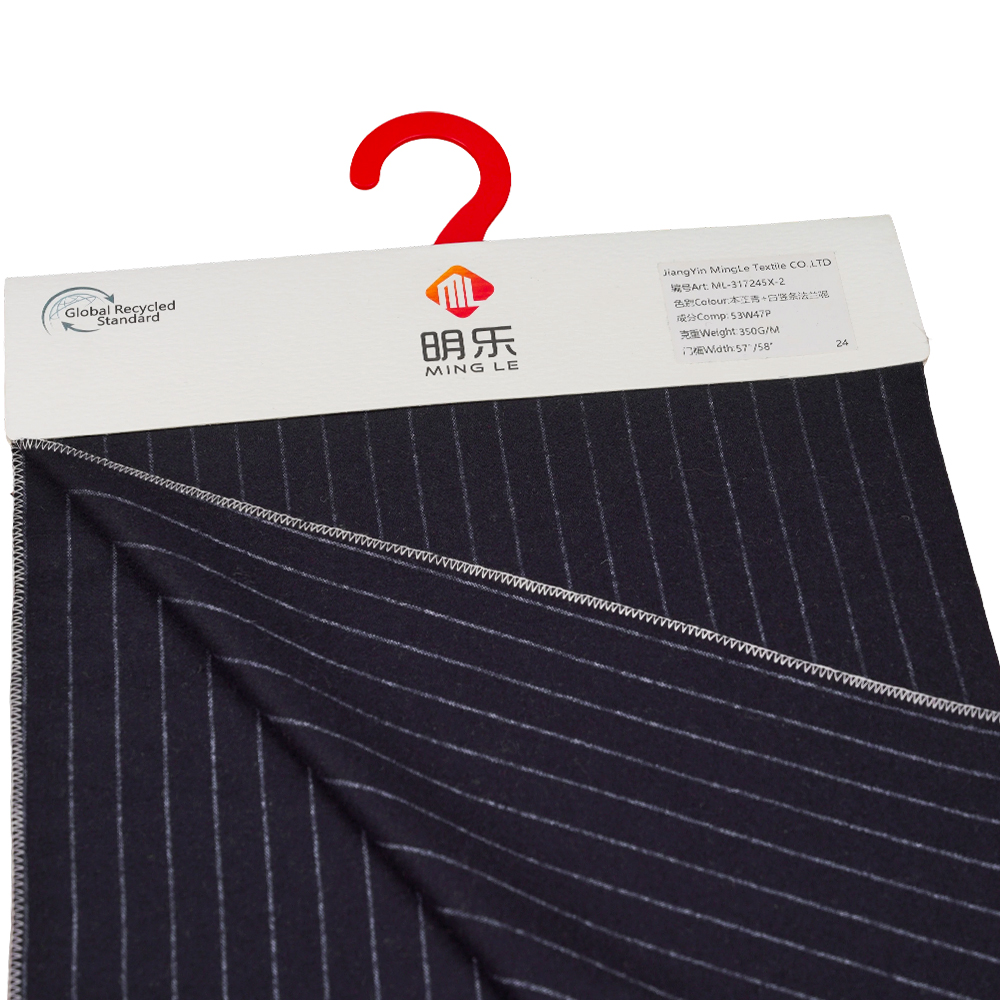 53 % Ull, 47 % Polyester, 350 G/M, Zhiqing + Vit, Vertikalt randigt flanelltyg, ML-317245X-2