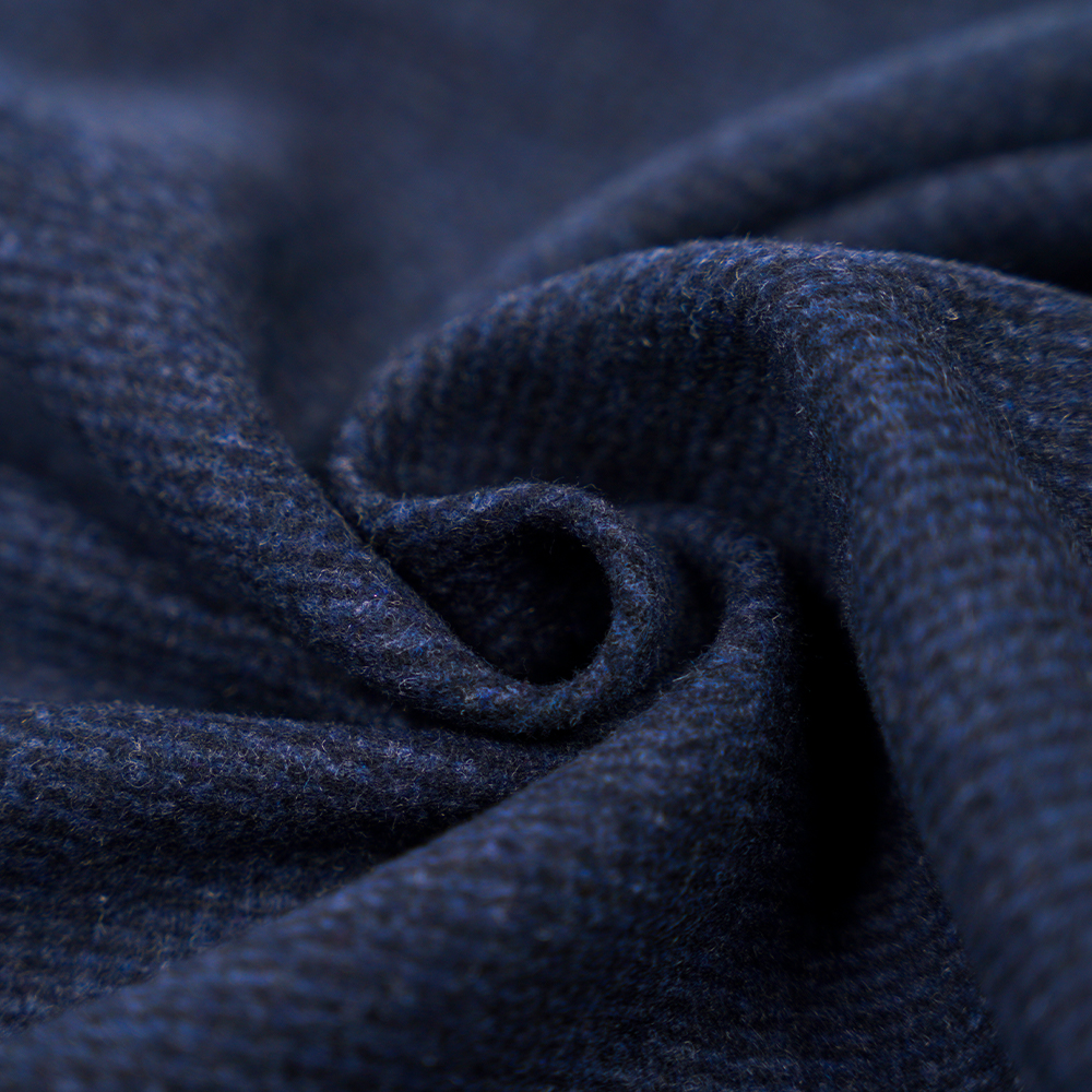 30 % ull, 60 % polyester, 10 % annan fiber, 560G/M, Benzhiqing + blågrön, horisontellt randigt tweedtyg, ML-04231230