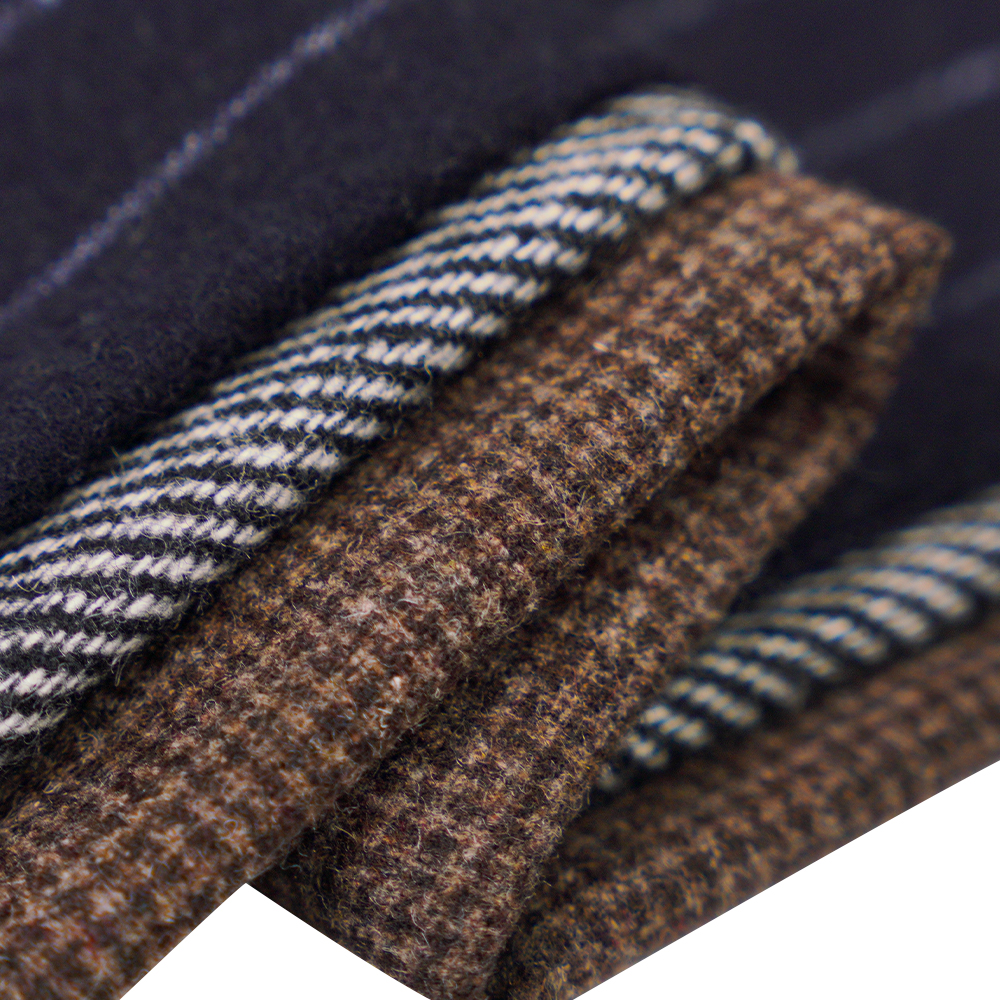 50 % ull, 30 % polyester, 20 % annan fiber, 320G/M, off-white + svart, kypert flanelltyg, ML-C-22104