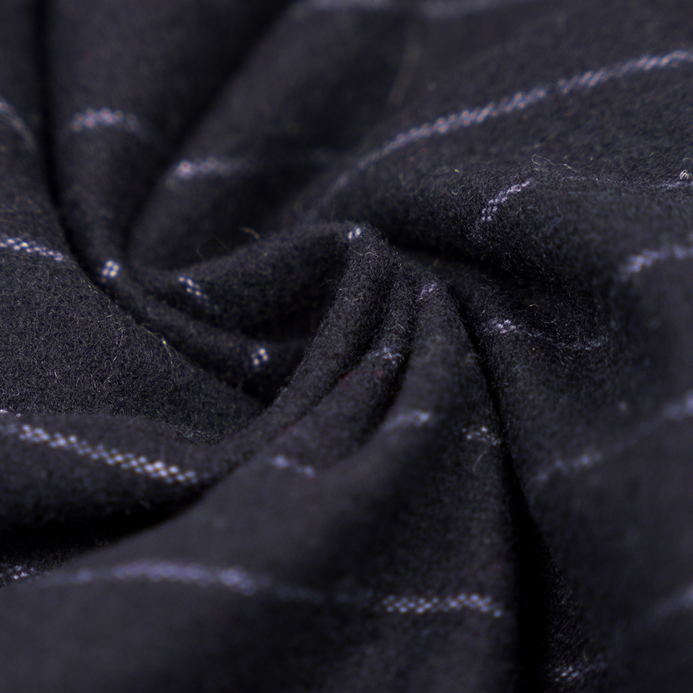 53 % Ull, 47 % Polyester, 350 G/M, Zhiqing + Vit, Vertikalt randigt flanelltyg, ML-317245X-2