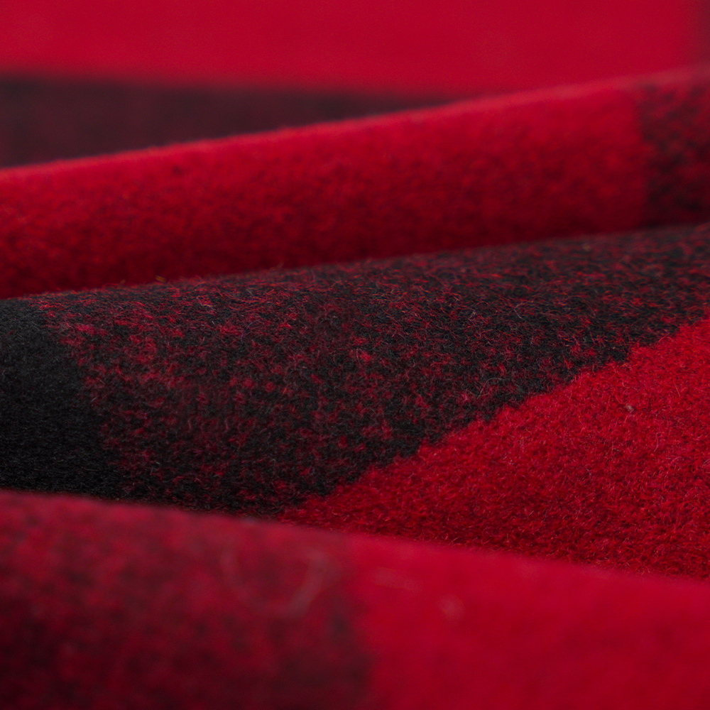50 % ull, 40 % polyester, 10 % annan fiber, 760G/M, svart och röd pläd, Melton-tyg, ML-3010354