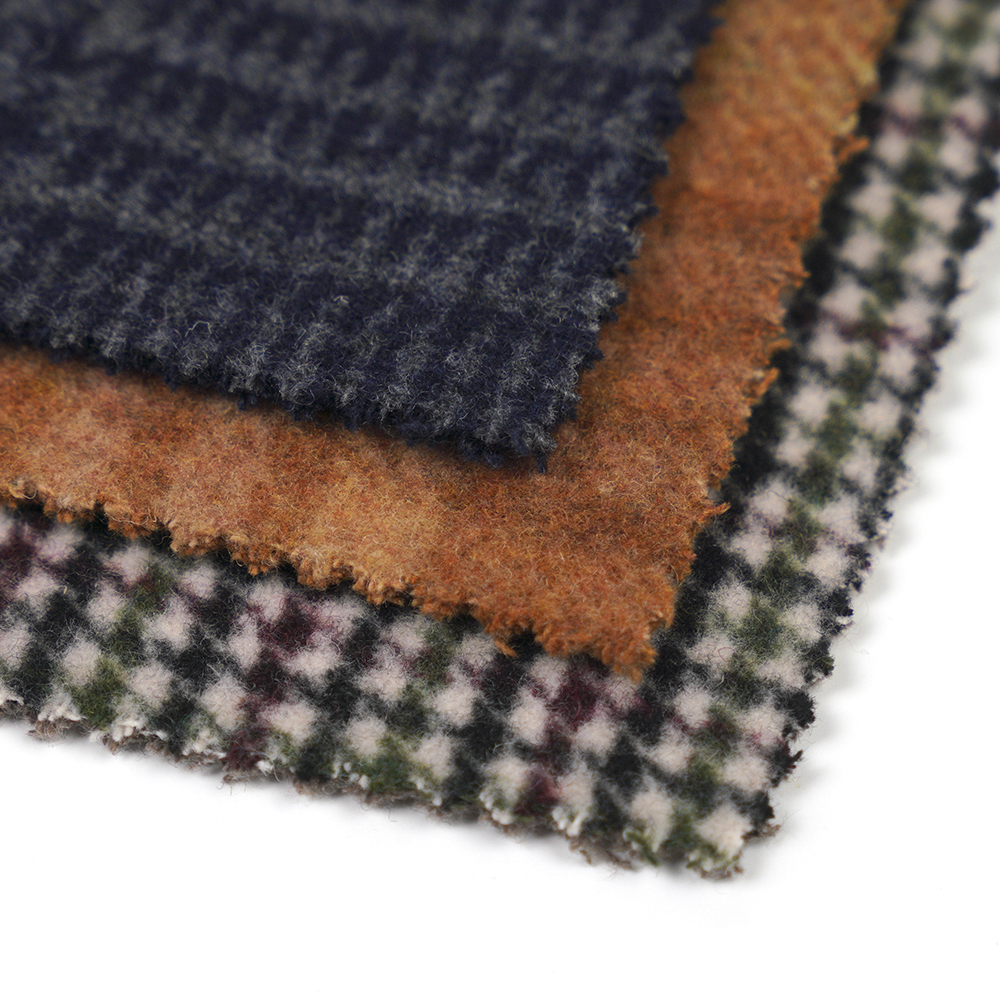 50 % ull, 40 % polyester, 10 % andra fibrer, 860G/M, brunt och gulrutigt, sammetstyg, ML-062142104